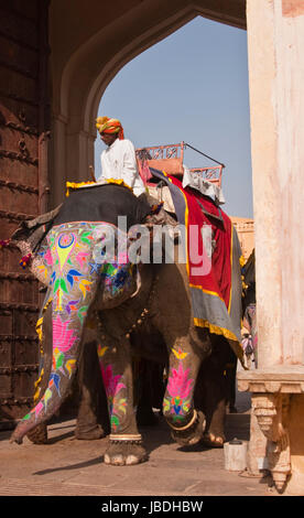 Mahout équitation un éléphant décoré par l'entrée de Fort Amber à Jaipur, Rajasthan, Inde. Banque D'Images