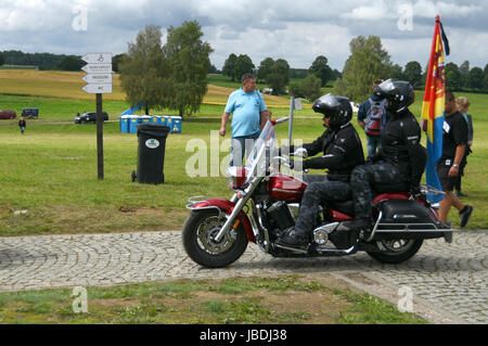 Les cavaliers sur leurs chevaux d'acier. Moto Harley Davidson Club. Banque D'Images