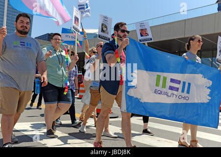 L'égalité de l'Ohio, l'un des nombreux groupes marchant dans le 3 juin 2017 la Parade de la fierté LGBT de faire son chemin vers le bas de l'Avenue du Lac à Cleveland, Ohio, USA. Banque D'Images