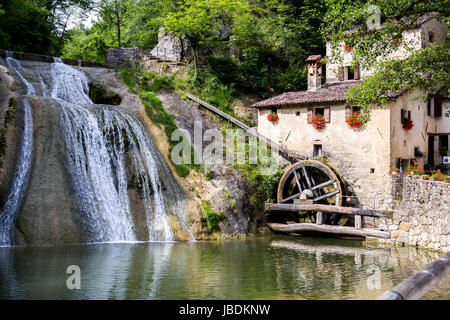 Cottage avec cascade avec un moulin à eau - paysage Banque D'Images