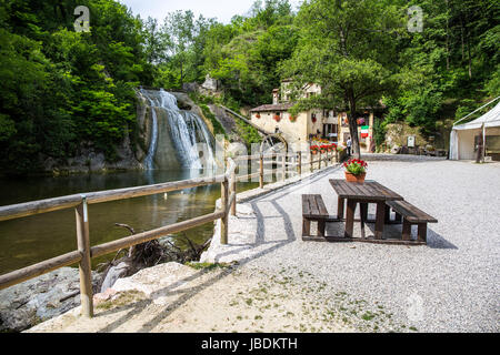 Cottage avec cascade avec un moulin à eau - paysage Banque D'Images