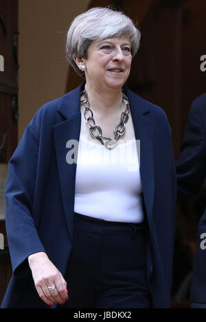 Premier ministre Theresa peut quitte après avoir assisté à la Sainte Communion à St Andrew's Church in Sonning, Berkshire. Banque D'Images