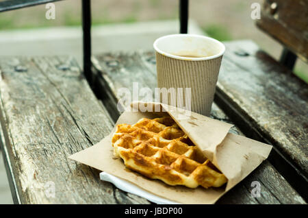 Avec de la crème de café et gaufres belges. Vue de côté. Banque D'Images