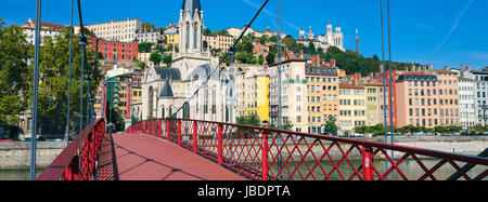 Vue de Lyon à partir de la passerelle rouge sur la Saône et de l'église Banque D'Images