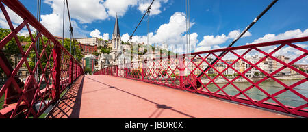 Vue de Lyon à partir de la passerelle rouge sur Saône Banque D'Images