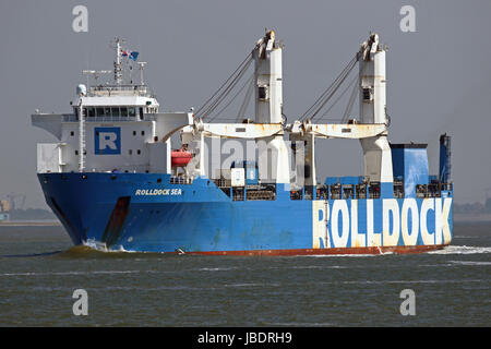 Le dock de bateau mer Rolldock quitte le port d'Anvers et passe Terneuzen. Banque D'Images