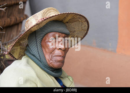 Portrait de quatre-vingt-dix ans, et l'ascendance des premiers habitants Ha Kome maisons grotte Pulane district de Berea Lesotho Afrique du Sud Banque D'Images