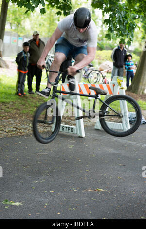 Canton RADNOR, PA - 7 mai : Stunt BMX Rendement par Chris Aceto au canton Radnor rodéo à vélo le 7 mai 2017 Banque D'Images