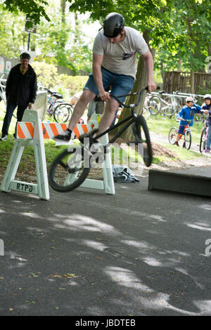 Canton RADNOR, PA - 7 mai : Stunt BMX Rendement par Chris Aceto au canton Radnor rodéo à vélo le 7 mai 2017 Banque D'Images