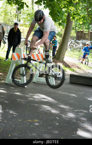 Canton RADNOR, PA - 7 mai : Stunt BMX Rendement par Chris Aceto au canton Radnor rodéo à vélo le 7 mai 2017 Banque D'Images