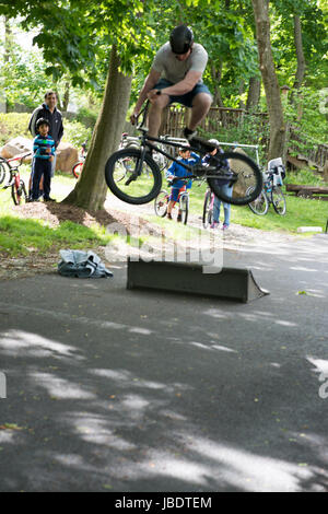 Canton RADNOR, PA - 7 mai : Stunt BMX Rendement par Chris Aceto au canton Radnor rodéo à vélo le 7 mai 2017 Banque D'Images