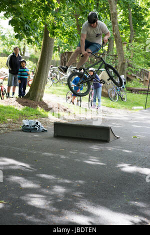 Canton RADNOR, PA - 7 mai : Stunt BMX Rendement par Chris Aceto au canton Radnor rodéo à vélo le 7 mai 2017 Banque D'Images