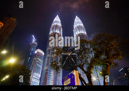 Kuala Lumpur, Malaisie - 5 mai 2017 : les tours Petronas sur une nuit pluvieuse avec un ciel nuageux et pluie torrentielle. C'est une destination touristique populaire Banque D'Images