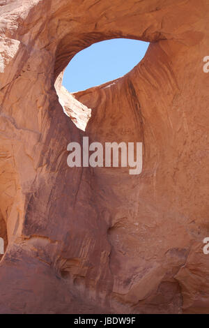 Suns eye rock formation à Monument Valley Navajo Tribal Park dans l'Arizona Banque D'Images