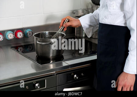 Chef preparing recette, image recadrée. Banque D'Images