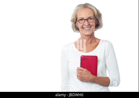 Jolie dame de couleur rouge holding tablet device Banque D'Images