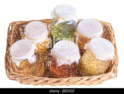 Panier de graines de germer isolé sur fond blanc Banque D'Images