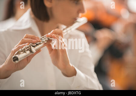 Les femmes professionnelles flute player jouer avec l'orchestre symphonique de la musique classique, personne méconnaissable Banque D'Images