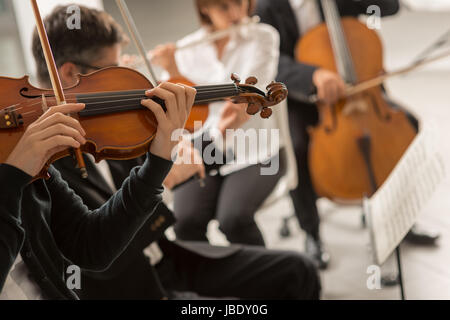Orchestre symphonique de musique classique sur scène, le violoniste professionnel sur le premier plan, le travail d'équipe et le concept d'art Banque D'Images