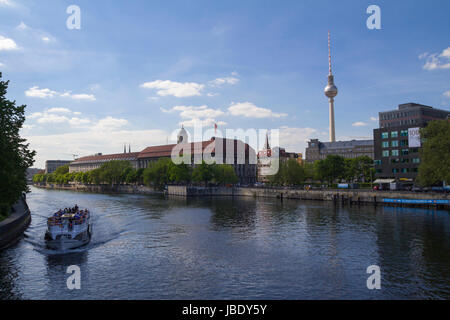 Vue sur la ville de Berlin dans la Spree, avec la Fernsehturm, la tour de télévision à l'arrière-plan Banque D'Images