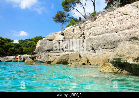 La baie de Cala Macarella avec crystal clear d'azur à l'eau, l'île de Minorque, Iles Baléares, Espagne Banque D'Images