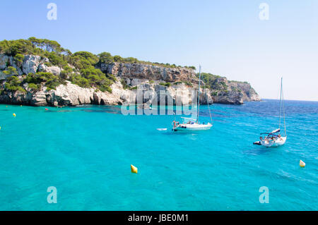 La baie de Cala Macarella avec crystal clear d'azur à l'eau, l'île de Minorque, Iles Baléares, Espagne Banque D'Images