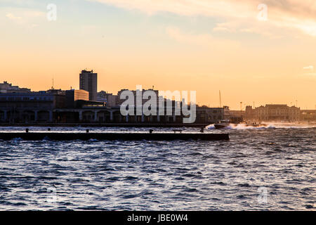 Un jour froid et venteux dans le port de Trieste, Italie Banque D'Images