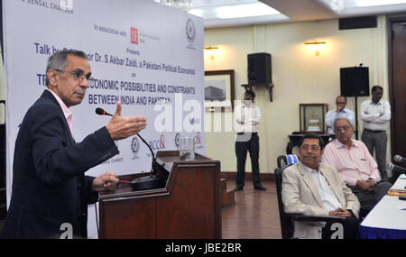 Discours du professeur S Akbar Zaidi, économiste politique pakistanais sur "Commerce et possibilités économiques et des contraintes entre l'Inde et le Pakistan" organisé par le Bengale Chambre de Commerce et d'Industrie de Calcutta le 10 juin 2017. (Photo par : Saikat Paul / Pacific Press) Banque D'Images