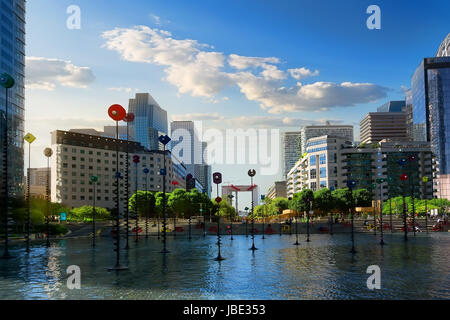 PARIS, FRANCE - 22 août 2016 : voir sur le bassin et gratte-ciel du quartier parisien moderne La Defense Banque D'Images