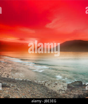 Le lever du soleil sur la mer. Pierre sur l'avant-plan Banque D'Images