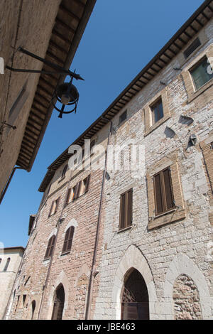 Vue d'angle de façades de bâtiments à Assise, Ombrie (Italie) Banque D'Images