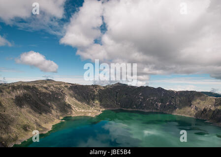 Les nuages se reflétant dans le lac de cratère de quilotoa loop Banque D'Images