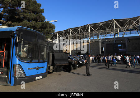 La sécurité à l'extérieur du stade avant la Coupe du Monde FIFA 2018, de qualification Groupe C match à la Tofik Bakhramov Stadium, Bakou. Banque D'Images