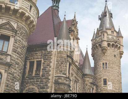 MOSZNA, POLOGNE - June 04, 2017 : Le château de Moszna est un palais historique situé dans un petit village de Moszna est l'un des plus connus monuments de Uppe Banque D'Images