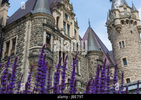 MOSZNA, POLOGNE - June 04, 2017 : Le château de Moszna est un palais historique situé dans un petit village de Moszna est l'un des plus connus monuments de Uppe Banque D'Images