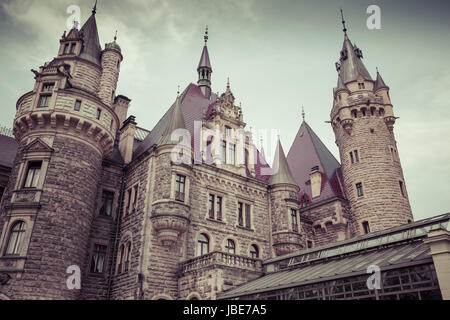 MOSZNA, POLOGNE - June 04, 2017 : Le château de Moszna est un palais historique situé dans un petit village de Moszna est l'un des plus connus monuments de Uppe Banque D'Images