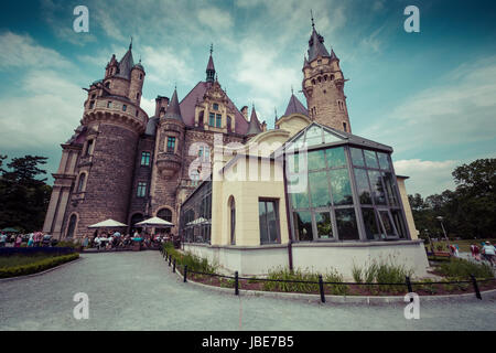 MOSZNA, POLOGNE - June 04, 2017 : Le château de Moszna est un palais historique situé dans un petit village de Moszna est l'un des plus connus monuments de Uppe Banque D'Images