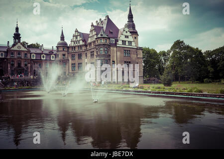 MOSZNA, POLOGNE - June 04, 2017 : Le château de Moszna est un palais historique situé dans un petit village de Moszna est l'un des plus connus monuments de Uppe Banque D'Images