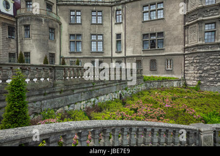 MOSZNA, POLOGNE - June 04, 2017 : Le château de Moszna est un palais historique situé dans un petit village de Moszna est l'un des plus connus monuments de Uppe Banque D'Images
