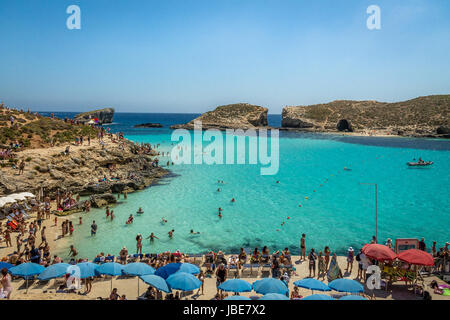 Les gens au Blue Lagoon en Comino Island - Gozo, Malte Banque D'Images