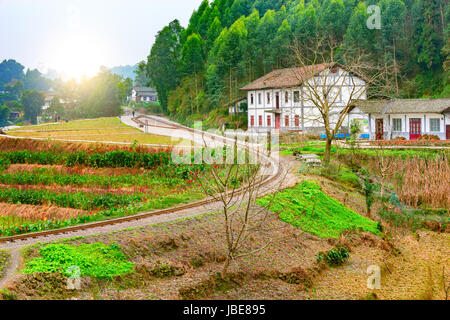 Coucher du soleil Vue de la gare de chemin de fer à voie étroite sur la route de Bagou à Yuejin. Jiayang région minière. La province du Sichuan. La Chine. Banque D'Images