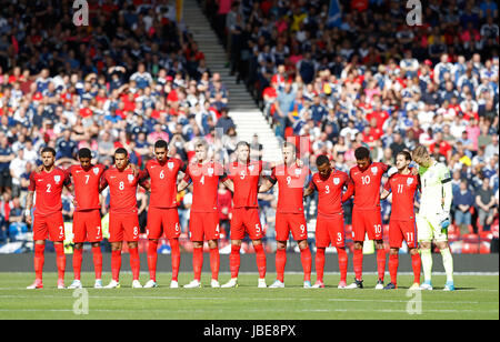 Les joueurs de l'Angleterre à observer une minutes de silence pour les récentes attaques terroristes à Londres et à Manchester au cours de la qualification pour la Coupe du Monde FIFA 2018, Groupe F match à Hampden Park, Glasgow. Banque D'Images