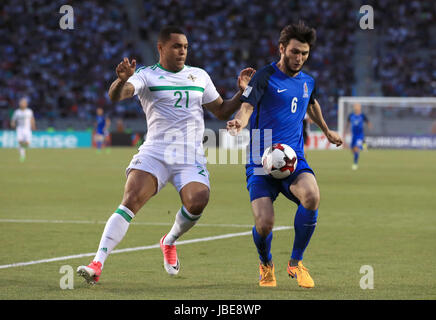 L'Irlande du Nord Josh Magennis (à gauche) et de l'Azerbaïdjan Badavi Guseynov bataille pour la balle durant la Coupe du Monde FIFA 2018, de qualification Groupe C match à la Tofik Bakhramov Stadium, Bakou. Banque D'Images