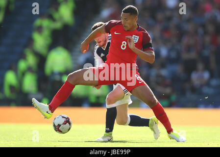 Jake Livermore de l'Angleterre (à gauche) et l'Ecosse de Andrew Robertson bataille pour la balle durant la Coupe du Monde FIFA 2018, de qualification du groupe F match à Hampden Park, Glasgow. Banque D'Images