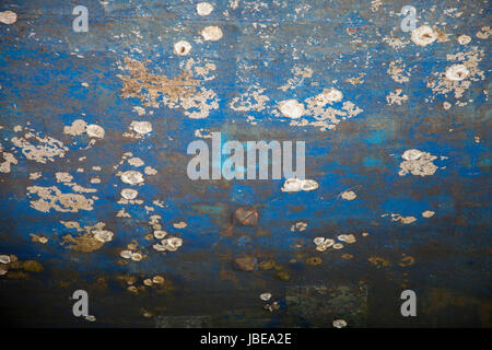 Texture peinture pelée sur le côté d'un bateau. Banque D'Images