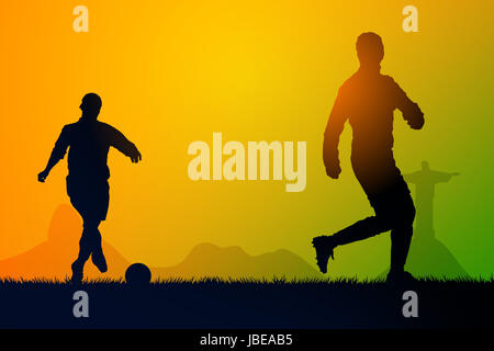 Les joueurs de soccer Silhouette à l'heure du coucher de soleil. Banque D'Images