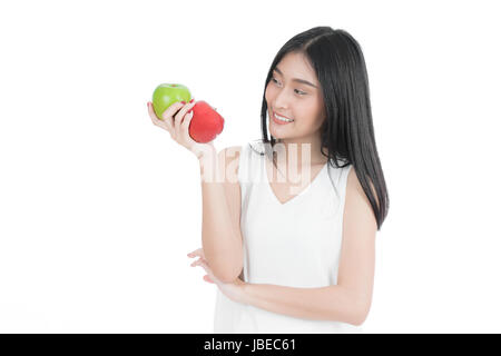 Smiling Asian woman holding adolescents sains avec des pommes rouges et vertes. maillot de corps blanc isolé. portrait. Banque D'Images