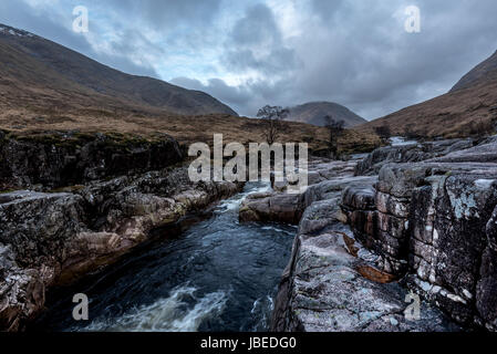 Glen etive vallée avec sa rivière qui coule à travers elle sombre Banque D'Images