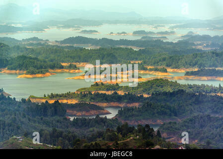 Magnifique lac à Guatape avec une série d'îles boisées dans elle dans Antioquia, Colombie Banque D'Images