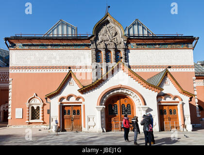 Moscou, Russie - le 29 mars 2014 : les visiteurs près de la Galerie nationale Tretiakov. Galereya Tretyakovskaya est art gallery, le plus grand dépositaire de l'art russe dans le monde Banque D'Images
